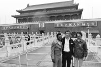 Fussball Beckenbauer, Pele (Cosmos New York) vor dem Kaiserpalast in Peking