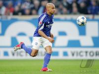Fussball 1. Bundesliga: Schalke, VARELA Einzelaktion am Ball