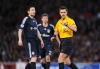 FUSSBALL  International CHL 09/10 :  Schiri Nicola Rizzoli mit Mark van Bommel (FCB)