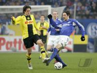 Fussball 1. Bundesliga: Schalke - Dortmund, Zweikampf