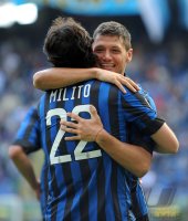 FUSSBALL SERIE A:  JUBEL Diego Milito (li,) mit Matias Zarate Mauro (Inter Mailand)