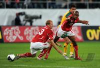 FUSSBALL NATIONALMANNSCHAFT: Stephane GRICHTING (li, Schweiz) gegen Tim CAHILL (Australien) gegen Gelson FERNANDES (re, Schweiz)