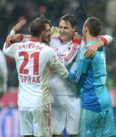 Fussball 1. Bundesliga, Saison 2012/2013: Jubel nach dem Sieg mit Oemer Toprak, Manuel Friedrich, Philipp Wollscheid, Torwart Bernd Leno (v. li., Bayer 04 Leverkusen)