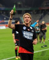 2. Fussball Bundesliga: JUBEL nach dem Sieg mit Bier Peter Niemeyer (Hertha BSC Berlin)