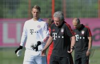 Fussball 1. Bundesliga 2010/2011: Torwart Manuel Neuer (FC Bayern Muenchen) und Trainer Jupp Heynckes  (FC Bayern Muenchen)