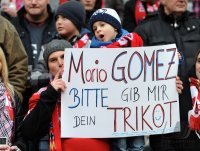 Fussball 1. Bundesliga : Fans mit Plakat von Mario Gomez (FC Bayern Muenchen)
