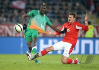 Fussball International:  TOR zum 0:3 durch Lacina Traore (li, Elfenbeinkueste) gegen Sebastian Proedl (Oesterreich)