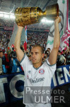 Fussball DFB-POKAL: BAYERN - LAUTERN, SCHOLL mit Pokal