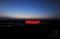 Fussball 1. Bundesliga: ALLIANZ ARENA, Aussenansicht mit Roter Beleuchtung