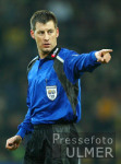 FUSSBALL 1. Bundesliga: Schiedsrichter Wolfgang STARK zeigt
