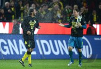 Fussball 1. Bundesliga :  Patrick Owomoyela (li,) mit Torwart Roman Weidenfeller (Borussia Dortmund)