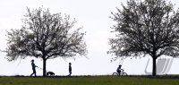 Rottenburg (Kreis Tuebingen) Schmuckbild / Wetterbild: Familie beim Spaziergang in der Abendsonne