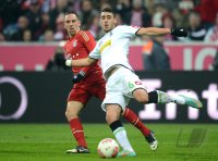 Fussball 1. Bundesliga, Saison 2012/2013: Franck Ribery (li, FC Bayern Muenchen) gegen Tolga Cigerci (Borussia Moenchengladbach)