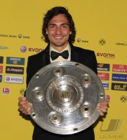 Fussball Deutscher Meister 2010/2011:  Borussia Dortmund;Mats Hummels  mit  Meisterschale