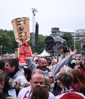 Fussball DFB Pokal Finale 24/25: Arminia Bielefeld - VfB Stuttgart, Public Viewing auf dem Schlossplatz