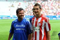 1. Fussball Bundesliga: Miroslav Klose (FC Bayern Muenchen) mit Lothar Matthaeus (Fitness First Winterstars)