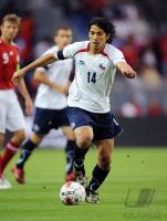 FUSSBALL, INTERNATIONAL, Chile: FERNANDEZ Einzelaktion