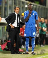Fussball International EM 2012 - Qualifikation :  Trainer Cesare PRANDELLI mit Mario Balotelli (v. li., Italien)