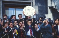 Fussball Jorginho (FC Bayern) mit Meisterschale.