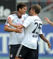 Fussball 1. Bundesliga, Saison 2011/2012:  JUBEL nach dem TOR durch Mario Gomez mit Thomas Mueller (v. li., FC Bayern Muenchen)