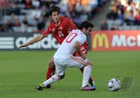 Fussball U21-EURO 2011 FINALE: Timm Klose (li, Schweiz) gegen Juan Mata (re, Spanien)