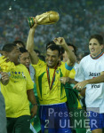 FUSSBALL Weltmeisterschaft  JUBEL;  Brasilien  Cafu mit WM-Pokal