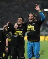 Fussball DFB Pokal, Saison 2011/2012, Halbfinale: Lucas Barrios (li,) mit Torwart Roman Weidenfeller (Borussia Dortmund)
