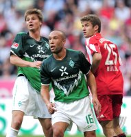 Fussball 1. Bundesliga  Saison 2010/2011: Sebastian Proedl (li, SV Werder Bremen) Mikael Silvestre (MITTE, SV Werder Bremen)   Thomas Mueller (re, FC Bayern Muenchen)