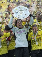 Fussball 1. Bundesliga :  Torwart Roman Weidenfeller (Borussia Dortmund) jubelt mit Schale