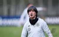Fussball Training Deutsche Nationalmannschaft in Stuttgart: Trainer Joachim Loew (Deutschland)