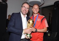 FUSSBALL WM 2014, FINALE: Benedikt Hoewedes (Deutschland) mit WM Pokal