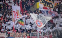 Fussball 1. Bundesliga  Saison 2010/2011:  ANTI Manuel NEUER bei den Fans vom  FC Bayern Muenchen
