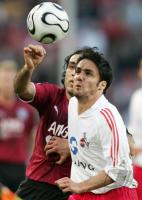 Fussball 1. Bundesliga: Koeln - Hamburg, Zweikampf