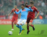 Fussball CHL  Saison 2011/2012:  Juan Zuniga (li, SSC Neapel) gegen Thomas Mueller (FC Bayern Muenchen)