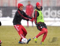 Fussball 1. Bundesliga: Takashi Usami  (li,) gegen Arjen Robben (FC Bayern Muenchen)