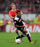 1. Fussball Bundesliga:  Lewis Holtby (li., 1. FSV Mainz 05) gegen Luiz Gustavo Dias (re, TSG 1899 Hoffenheim)