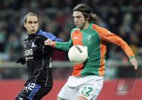 Fussball 1. Bundesliga: Bremen - Hamburg, Zweikampf