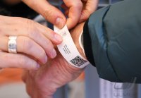 Tageszertifikat / Tagesticket in Form von einem Armband mit QR Code fuer Innenstadtbesucher in Tuebingen