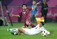 Fussball AFC Asian Cup 2011 Eroeffnungsspiel:  Hussain Yasser (li, Katar) Odil Akhmedov (re, Uzbekistan)