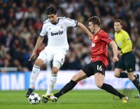 FUSSBALL INTERNATIONAL CHL ACHTELFINALE 12/13: Sami Khedira (li, Real Madrid) gegen Michael Carrick (Manchester United FC)