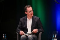 Moderiert von Minister Cem Oezdemir