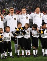 Fussball International EM 2012 Testspiel:  GER Teamaufstellung (v. li.) Sven BENDER,  Andre SCHUERRLE, Mario GOMEZ (Deutschland)