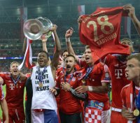 Fussball Champions League Finale 2013: David Alaba (FC Bayern Muenchen) mit CHL Pokal