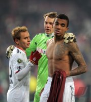 Fussball DFB Pokal, Saison 2011/2012, Viertelfinale: Rafinha, Torwart Manuel Neuer , Luiz Gustavo (v.li., FC Bayern Muenchen)