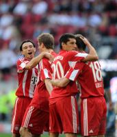 Fussball Supercup: JUBEL MIT Danijel Pranjic, Thomas Mueller, Jose Ernesto Sosa, Miroslav Klose (v. li., FC Bayern Muenchen)