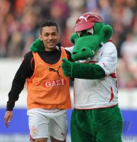 Fussball 1. Bundesliga :  Elson (VfB Stuttgart) mit Maskottchen FRITZLE