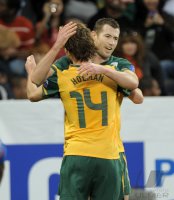 Fussball AFC Asian Cup 2011:  Brett Holman mit Brett Emerton (Australien)