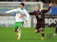 Fussball 1. Bundesliga, Saison 2011/2012: Mehmet Ekici (li, SV Werder Bremen) gegen Pere de Wit (1. FC Kaiserslautern)