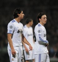 Fussball CHL  Saison 2010/2011: Mesut Oezil (Real Madrid) und Sami Khedira (Real Madrid)