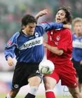 Fussball 1. Bundesliga: Bielefeld - Bayern, Zweikampf